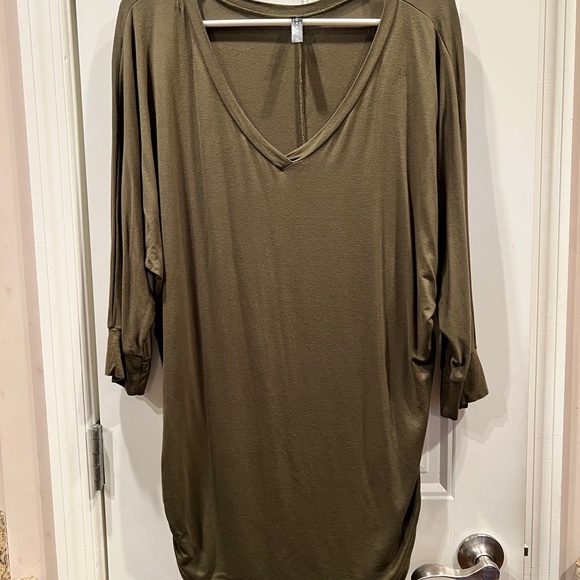 By Johnny Tops - By Johnny Green Oversized Tunic with Side Ruching Sz XL